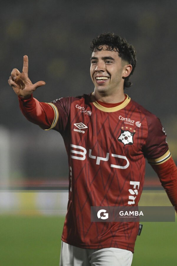 Luciano Cosentino, de Wanderers, Liga AUF Uruguaya. Estadio Centenario.
