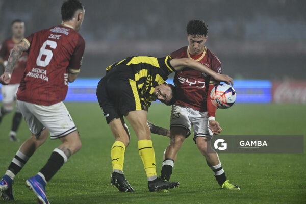 Luciano Cosentino, de Wanderers, Liga AUF Uruguaya. Estadio Centenario.