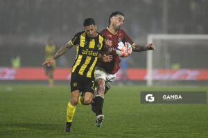 Javier Cabrera, de Peñarol. Leandro Zaspe, de Wanderers. Liga AUF Uruguaya. Estadio Centenario.