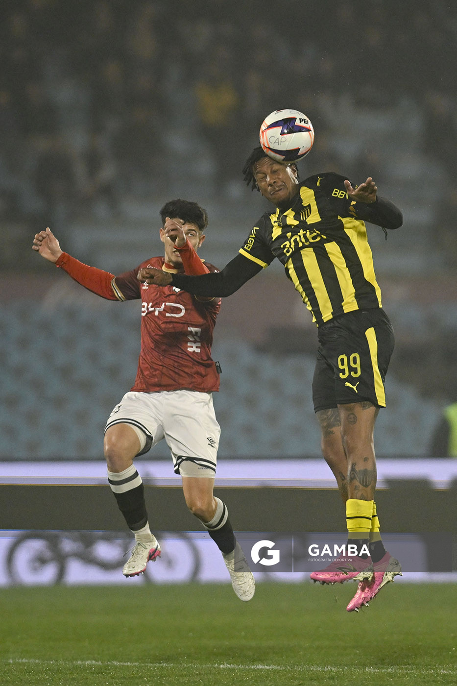 Abel Hernández, de Peñarol, Liga AUF Uruguaya. Estadio Centenario.