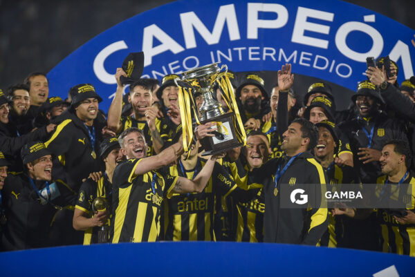 Peñarol Campeón del Torneo Intermedio. Liga AUF Uruguaya. Estadio Centenario.