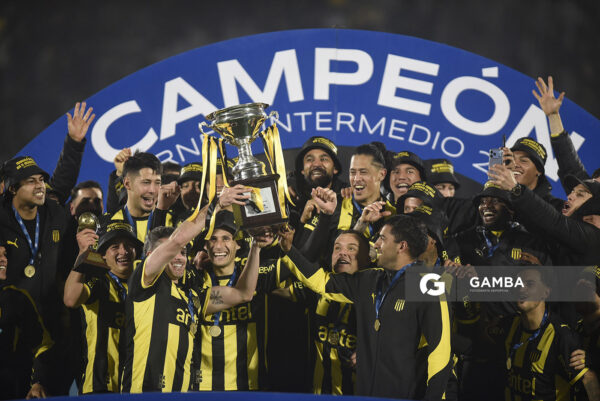 Peñarol Campeón del Torneo Intermedio. Liga AUF Uruguaya. Estadio Centenario.