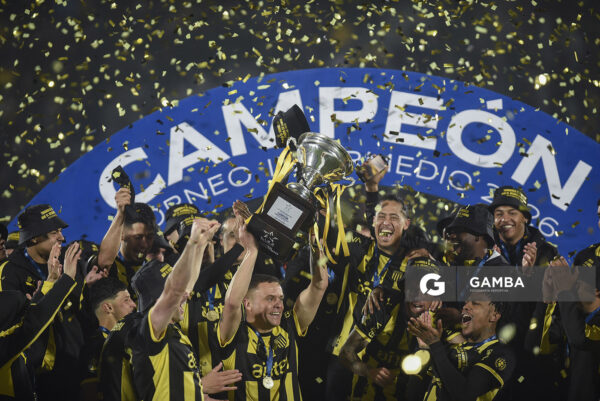 Peñarol Campeón del Torneo Intermedio. Liga AUF Uruguaya. Estadio Centenario.