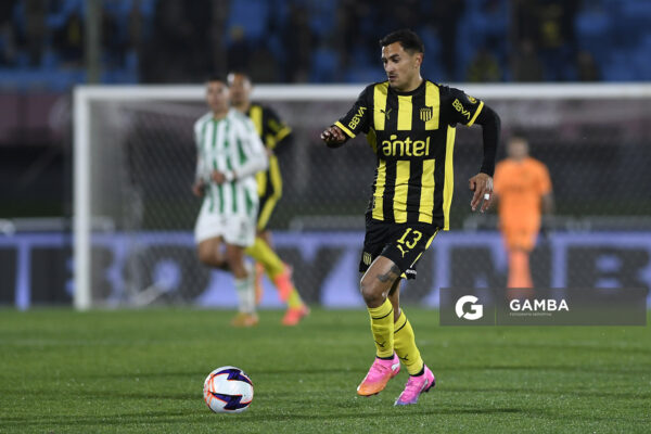 Eduardo Darias, de Peñarol, Liga AUF Uruguaya. Estadio Centenario.