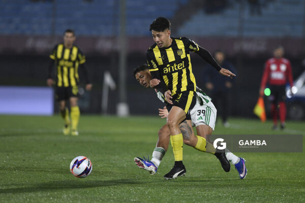 Roberto Fernández, de Peñarol, Liga AUF Uruguaya. Estadio Centenario.