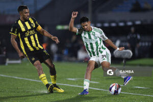 Álex Vázquez, de Racing, Liga AUF Uruguaya. Estadio Centenario.