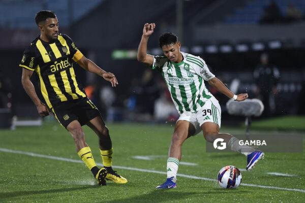 Álex Vázquez, de Racing, Liga AUF Uruguaya. Estadio Centenario.