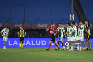 Esteban Ostojich, árbitro central, Liga AUF Uruguaya. Estadio Centenario.