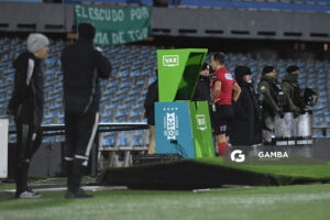 Esteban Ostojich, árbitro central, Liga AUF Uruguaya. Estadio Centenario.