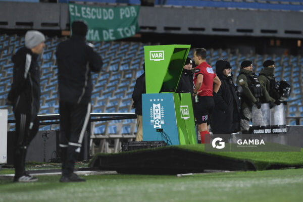Esteban Ostojich, árbitro central, Liga AUF Uruguaya. Estadio Centenario.
