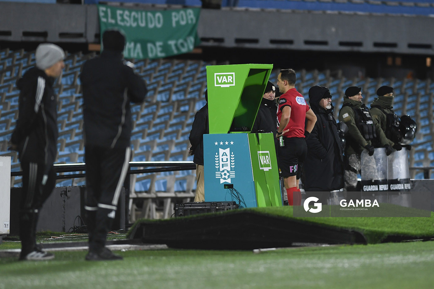 Esteban Ostojich, árbitro central, Liga AUF Uruguaya. Estadio Centenario.
