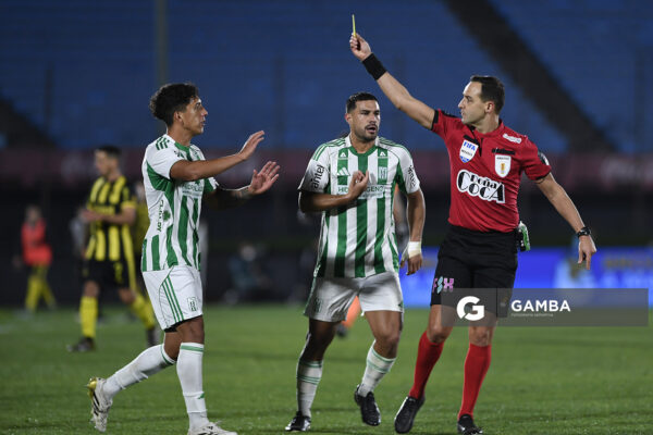 Esteban Ostojich, árbitro central, Liga AUF Uruguaya. Estadio Centenario.