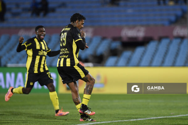 Abel Hernández, de Peñarol, Liga AUF Uruguaya. Estadio Centenario.