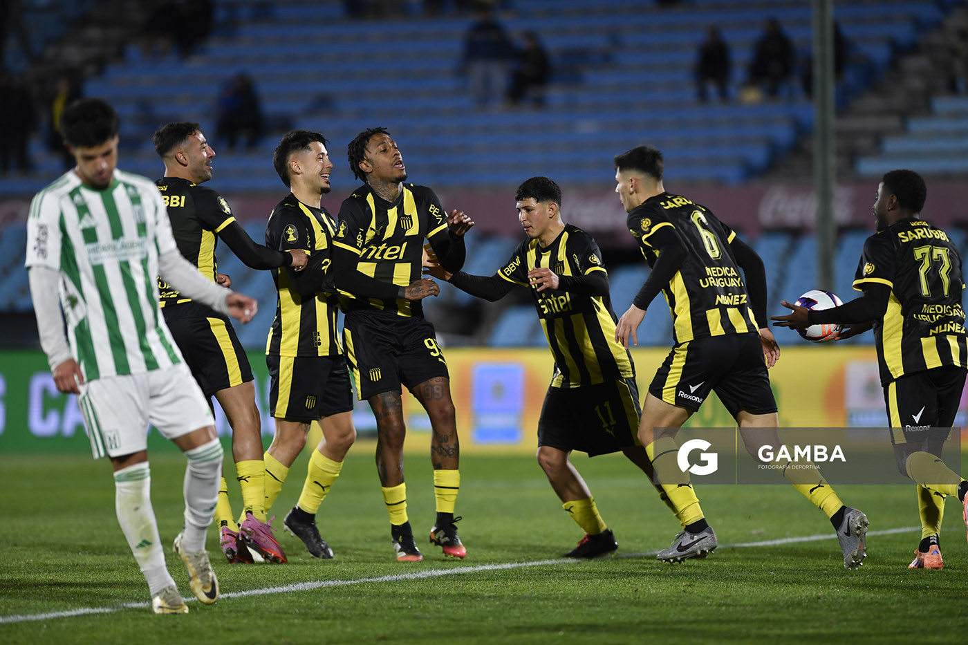Abel Hernández, de Peñarol, Liga AUF Uruguaya. Estadio Centenario.