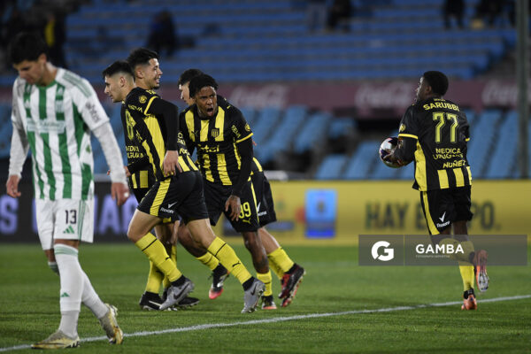 Abel Hernández, de Peñarol, Liga AUF Uruguaya. Estadio Centenario.