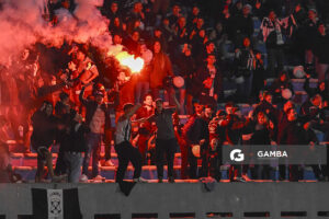 Hinchas de Wanderers. Liga AUF Uruguaya. Estadio Centenario.