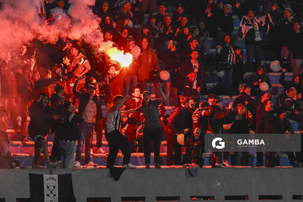 Hinchas de Wanderers. Liga AUF Uruguaya. Estadio Centenario.