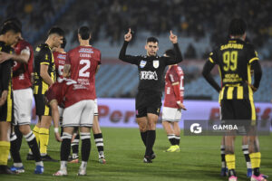 Mathías de Armas, árbitro central, Liga Auf Uruguaya. Estadio Centenario.