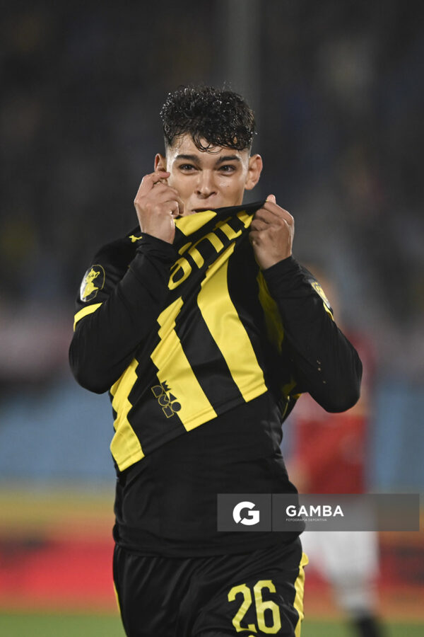 Thiago Espinosa, de Peñarol, Liga Auf Uruguaya. Estadio Centenario.