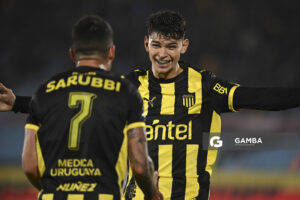 Thiago Espinosa, de Peñarol, Liga Auf Uruguaya. Estadio Centenario.