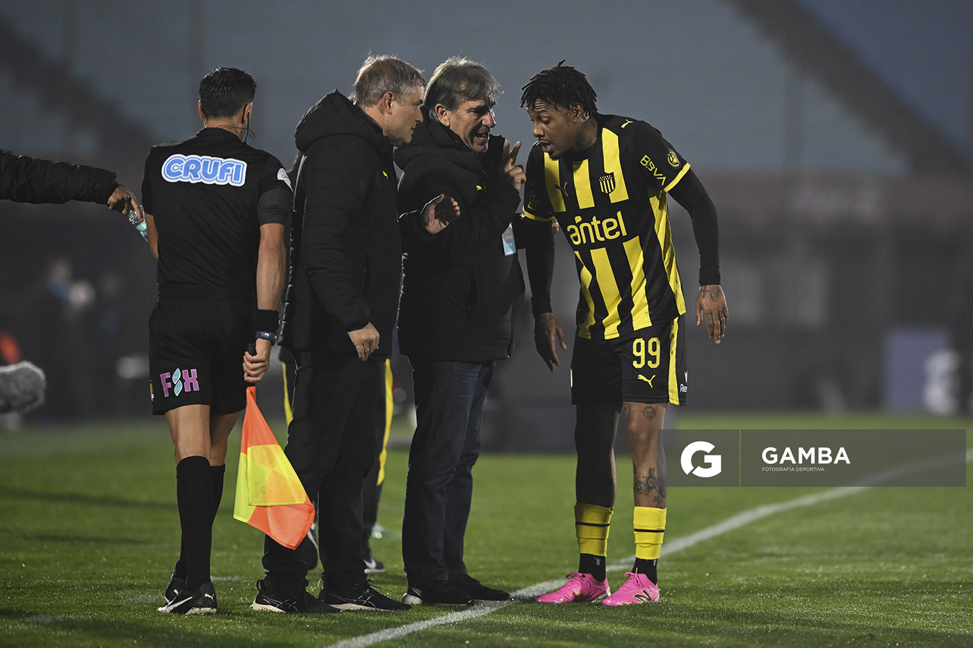 Diego Aguirre y Juan Verzeri, director técnico y entrenador asistente de Peñarol. Liga Auf Uruguaya. Estadio Centenario.