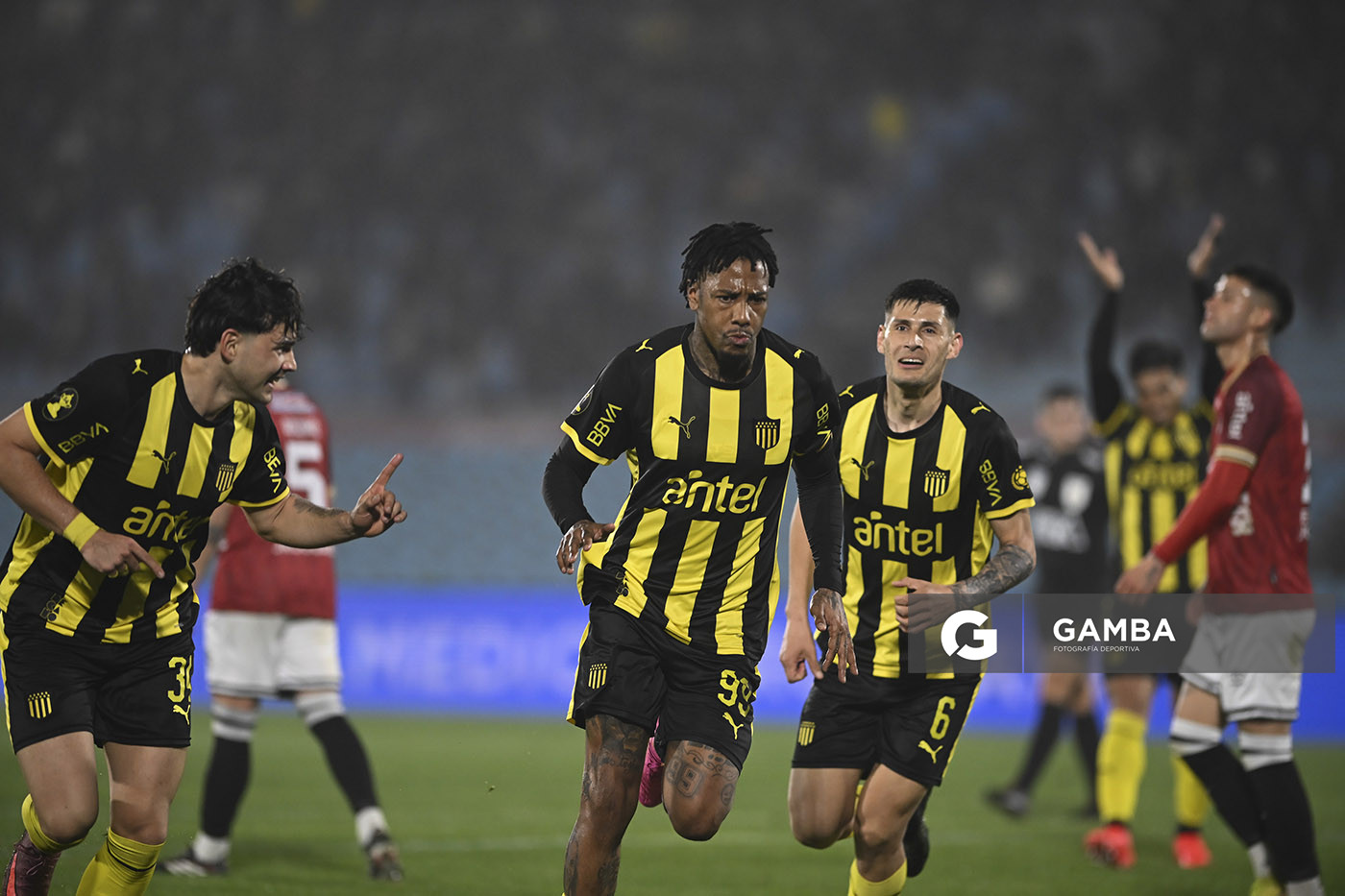 Abel Hernández, de Peñarol, Liga Auf Uruguaya. Estadio Centenario.