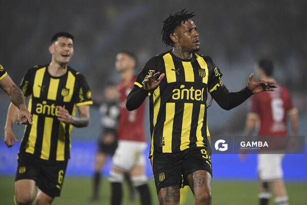 Abel Hernández, de Peñarol, Liga Auf Uruguaya. Estadio Centenario.