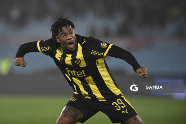 Abel Hernández, de Peñarol, Liga Auf Uruguaya. Estadio Centenario.