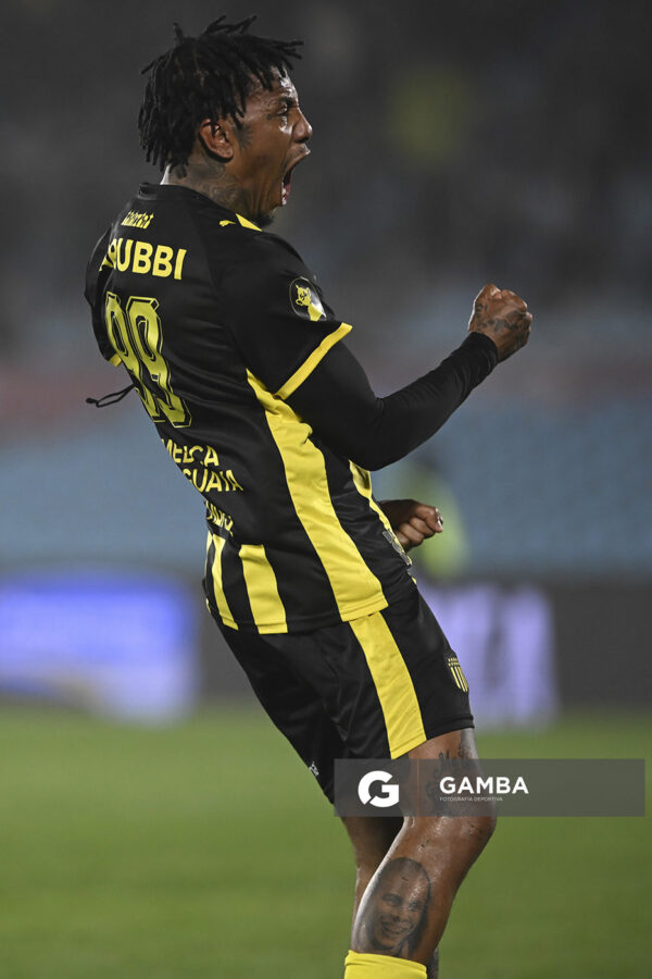 Abel Hernández, de Peñarol, Liga Auf Uruguaya. Estadio Centenario.