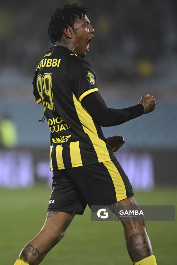 Abel Hernández, de Peñarol, Liga Auf Uruguaya. Estadio Centenario.