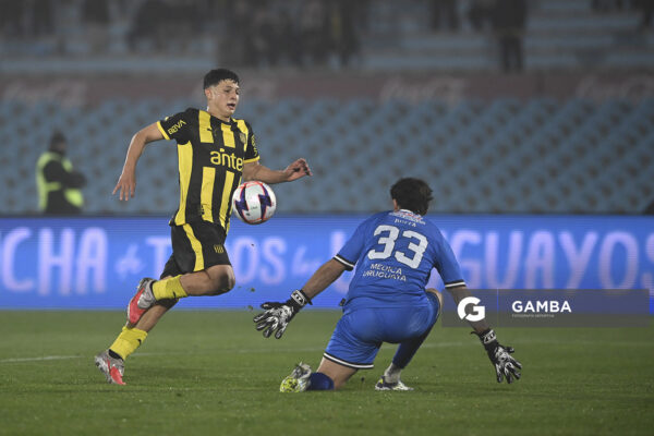 Leonel Jaime, de Peñarol, Liga Auf Uruguaya. Estadio Centenario.