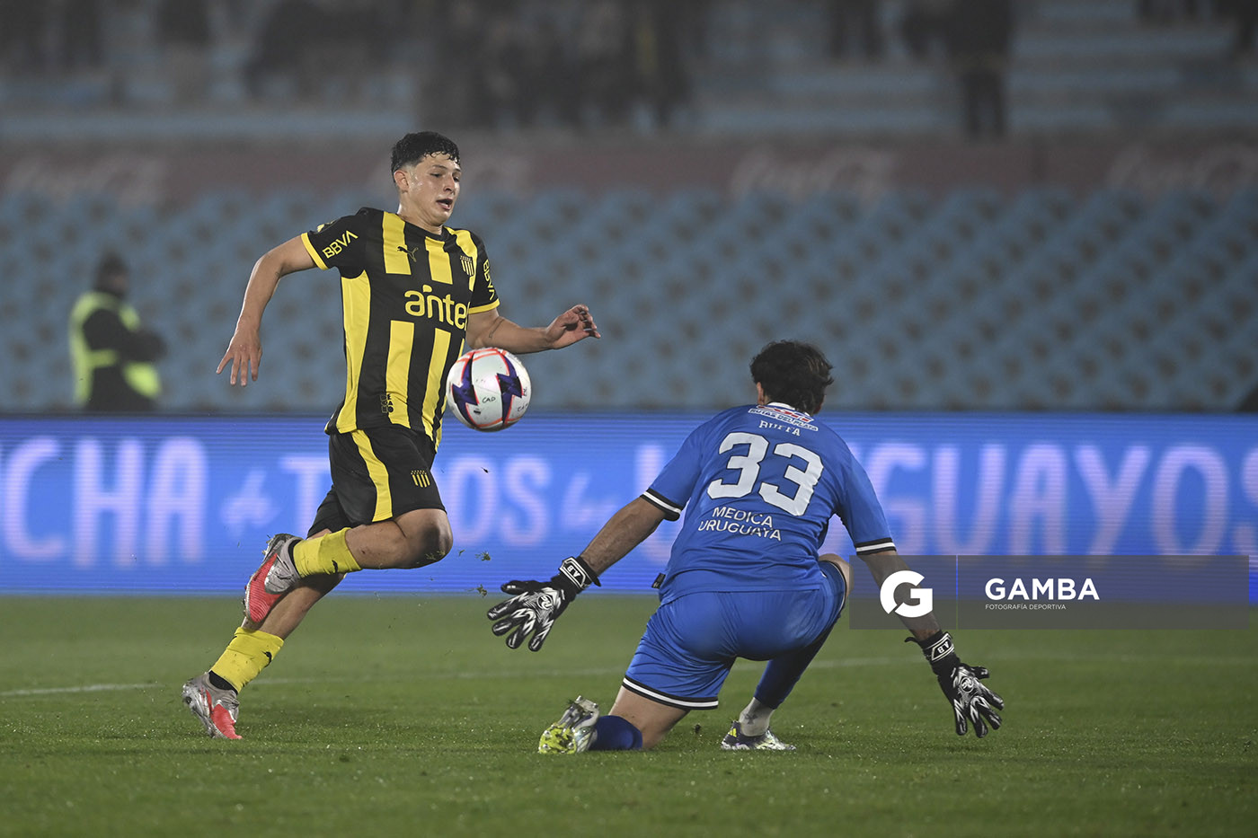 Leonel Jaime, de Peñarol, Liga Auf Uruguaya. Estadio Centenario.