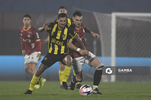 Eduardo Darias, de Peñarol, Liga Auf Uruguaya. Estadio Centenario.