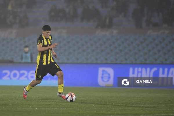 Leonel Jaime, de Peñarol, Liga Auf Uruguaya. Estadio Centenario.