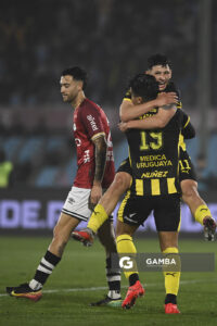 Leonel Jaime, de Peñarol, Liga Auf Uruguaya. Estadio Centenario.