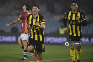Leonel Jaime, de Peñarol, Liga Auf Uruguaya. Estadio Centenario.