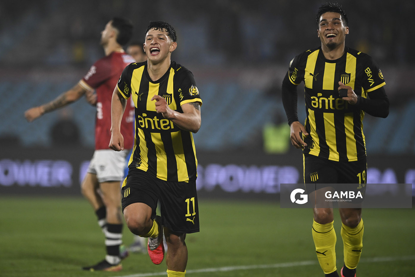 Leonel Jaime, de Peñarol, Liga Auf Uruguaya. Estadio Centenario.