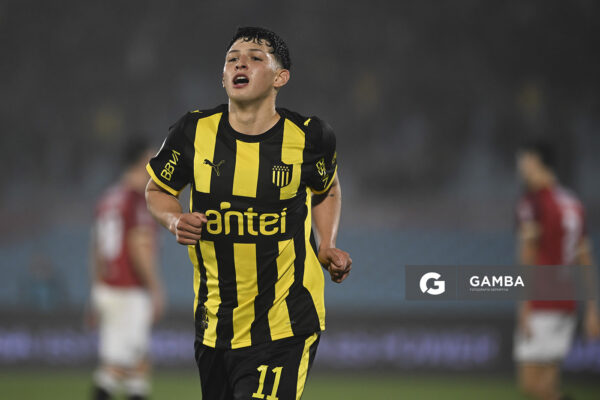 Leonel Jaime, de Peñarol, Liga Auf Uruguaya. Estadio Centenario.