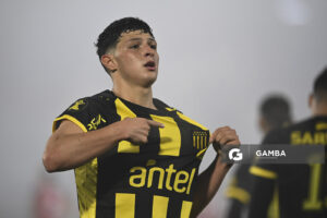 Leonel Jaime, de Peñarol, Liga Auf Uruguaya. Estadio Centenario.