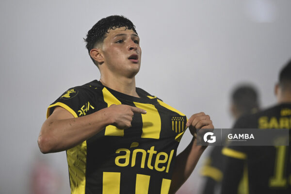Leonel Jaime, de Peñarol, Liga Auf Uruguaya. Estadio Centenario.