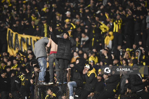 Hinchas de Peñarol. Liga Auf Uruguaya. Estadio Centenario.