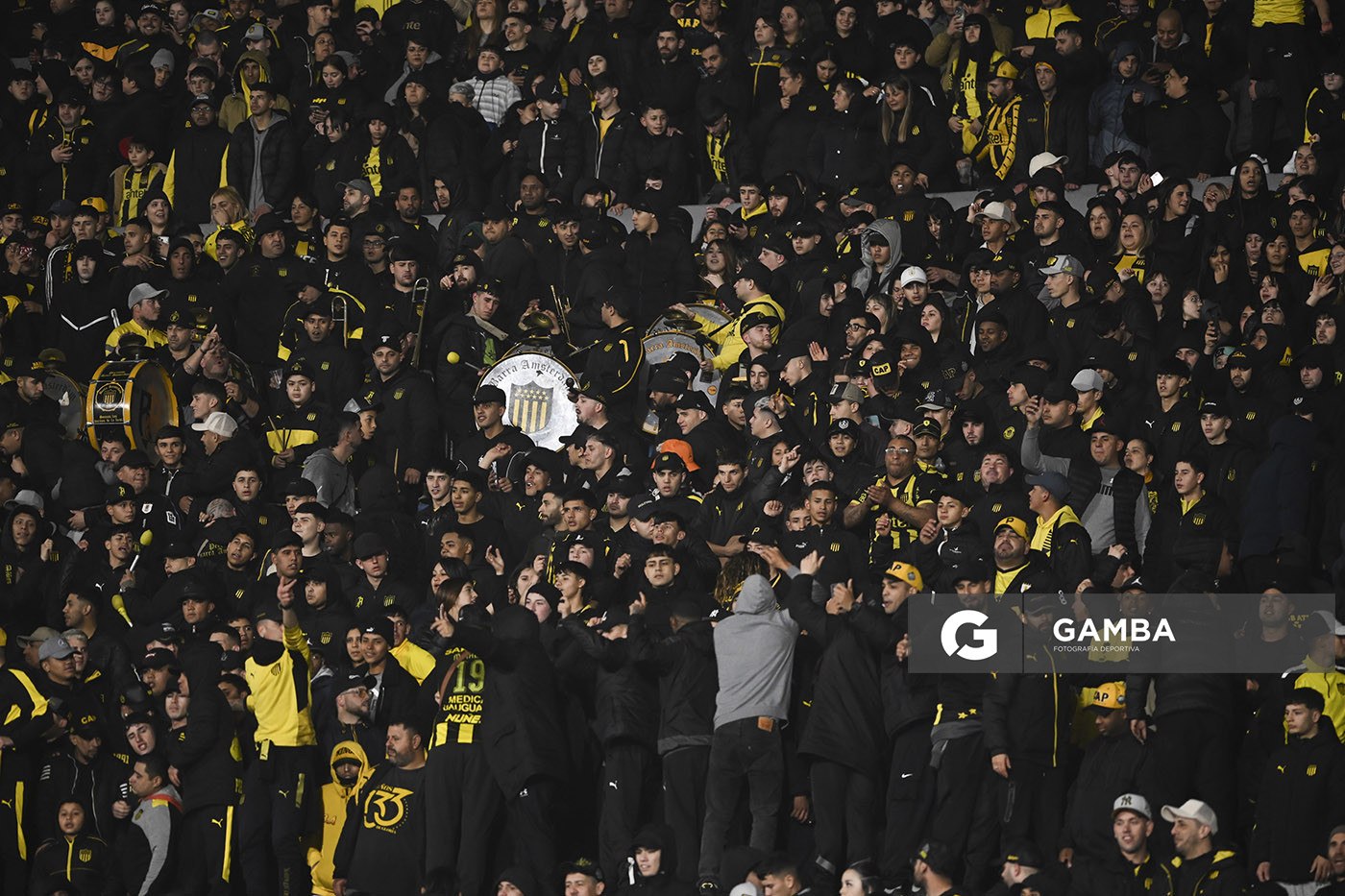 Hinchas de Peñarol. Liga Auf Uruguaya. Estadio Centenario.