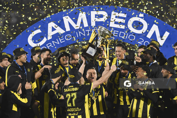 Peñarol Campeón del Torneo Intermedio. Liga AUF Uruguaya. Estadio Centenario.