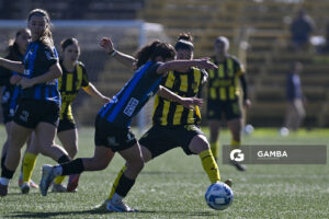 Lara Elhordoy, de Liverpool, Campeonato Uruguayo Femenino. Estadio José Pedro Damiani.