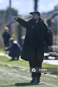 Matías Zinola, director técnico de Liverpool, Campeonato Uruguayo Femenino. Estadio José Pedro Damiani.