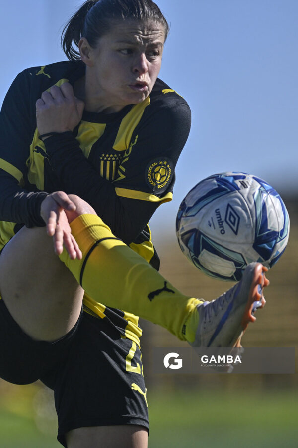Stefany Suárez, de Peñarol, Campeonato Uruguayo Femenino. Estadio José Pedro Damiani.