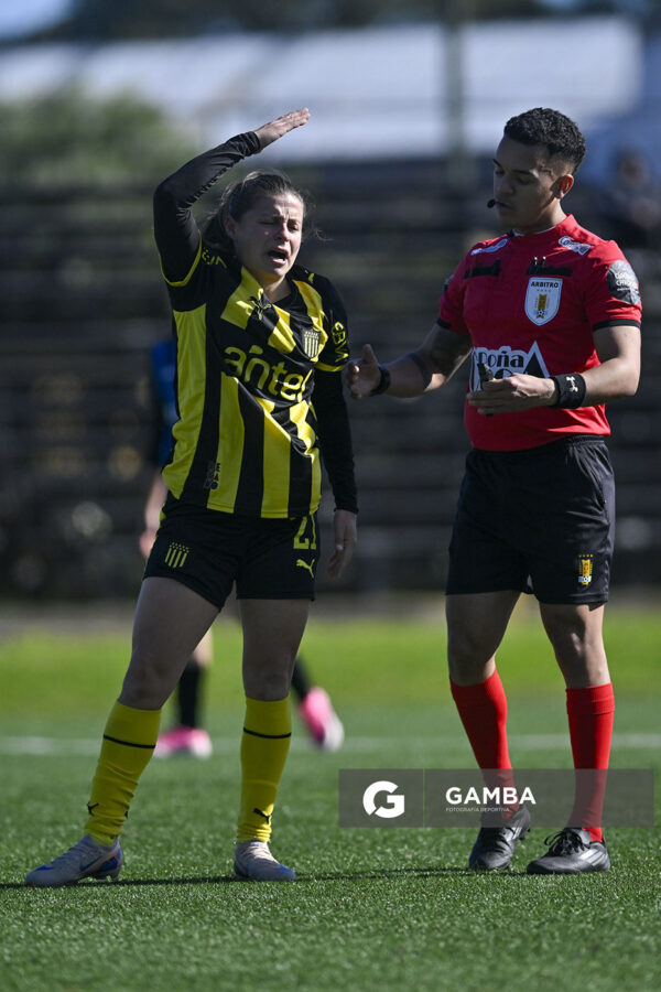 Stefany Suárez, de Peñarol, Campeonato Uruguayo Femenino. Estadio José Pedro Damiani.