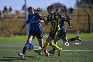 Micaela Domínguez, de Peñarol, Campeonato Uruguayo Femenino. Estadio José Pedro Damiani.