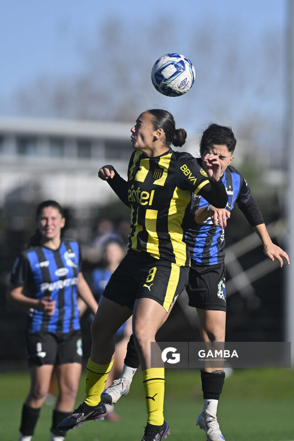 Tatiana Magallanes, de Peñarol, Campeonato Uruguayo Femenino. Estadio José Pedro Damiani.