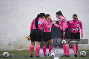 Shannon Rodríguez, árbitra central, Campeonato Minuano Femenino. Estadio Juan Antonio Lavalleja.